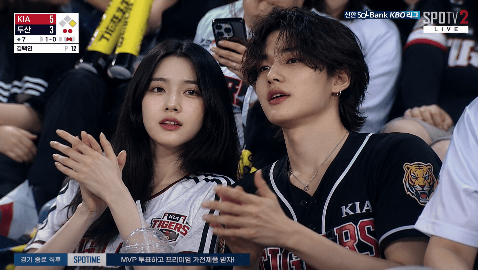 KBO couple fan cam reaction in the baseball stands